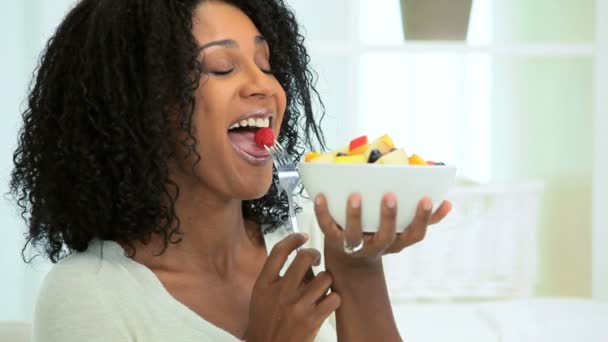 Menina muito étnica comendo salada de frutas frescas — Vídeo de Stock