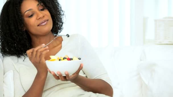 Ganska etniska flicka äter Färsk fruktsallad — Stockvideo