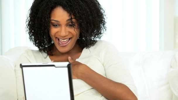 Vrij Afrikaanse Amerikaanse meisje tablet sociale netwerken — Stockvideo
