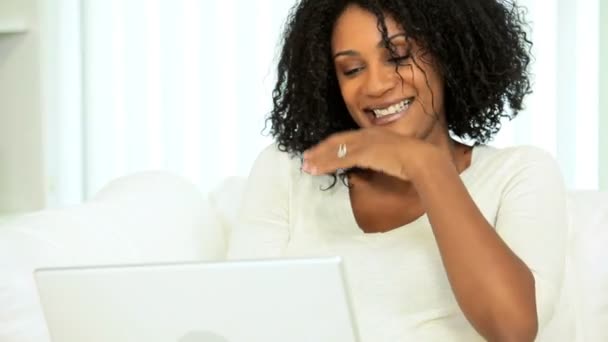 Vrij etnische meisje online laptop entertainment — Stockvideo