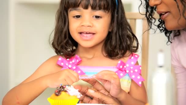 Bonita madre niño pequeño hielo Cupcakes — Vídeo de stock