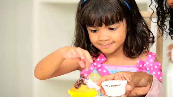 Mãe Filha infantil desfrutando de cozimento — Vídeo de Stock