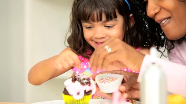 Kleine ethnische Mädchen junge Mutter vorgeben, Backen — Stockvideo