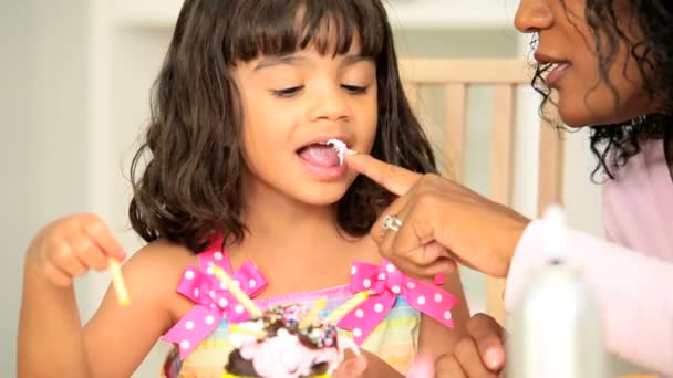 アフリカ系アメリカ人の母の子のカップケーキを飾る — ストック動画