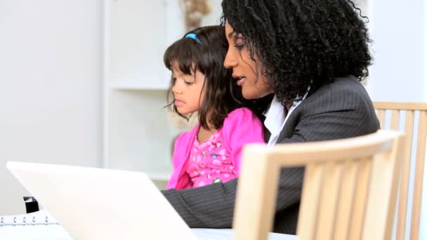 Afroamericano lavoro mamma carino figlia — Video Stock