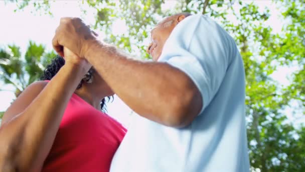 Ancianos étnicos jubilados bailando al aire libre — Vídeo de stock