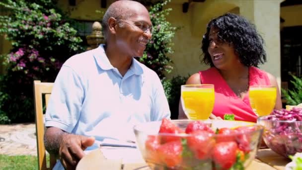 Pareja afroamericana mayor disfrutando de una comida saludable — Vídeos de Stock