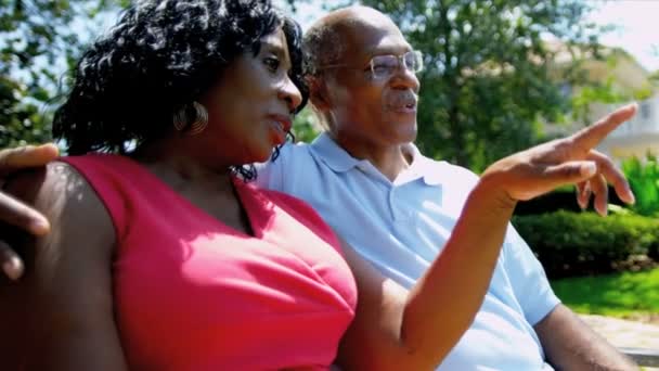 成熟的非洲美国夫妇退休回家花园 — 图库视频影像