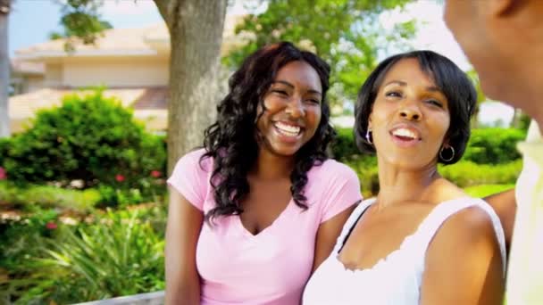 Närbild etniska föräldrar tonårsdotter — Stockvideo