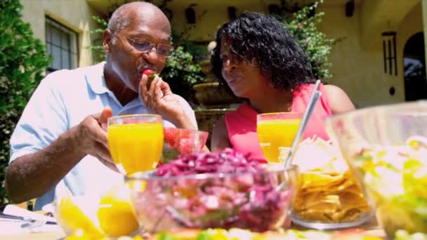 Afrikanisches Ehepaar im Ruhestand ernährt sich gesund — Stockvideo