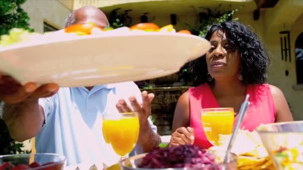 健康的な食事を楽しんでいるシニアのアフリカ系アメリカ人カップル — ストック動画