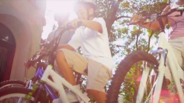 Afro-americanos padres hijo montar bicicletas — Vídeo de stock