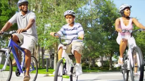 Afro-americanos pais filho equitação bicicletas — Vídeo de Stock
