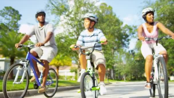 Familia étnica sana montar en bicicleta juntos — Vídeos de Stock