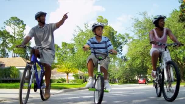 Afro-Amerikaanse familie paardrijden fietsen — Stockvideo