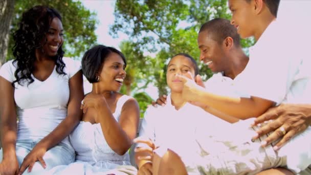 Pais étnicos crianças ao ar livre juntos — Vídeo de Stock