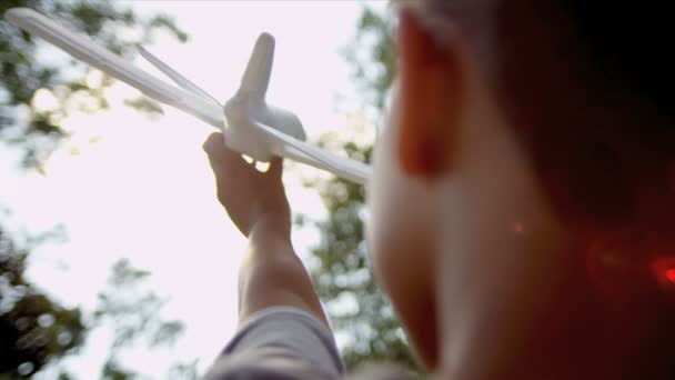Kinderdromen met speelgoed vliegtuig — Stockvideo