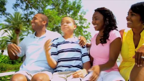 Familia étnica dando la bienvenida a los jóvenes hijos al aire libre — Vídeos de Stock