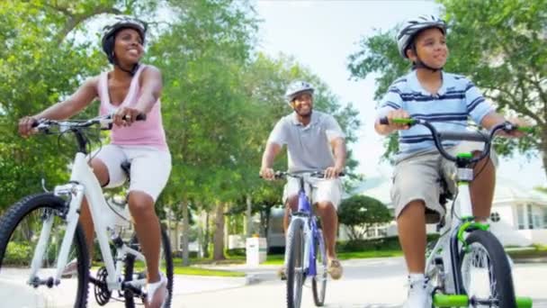 Familia étnica disfrutando juntos del ciclismo — Vídeo de stock