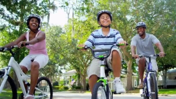zdravý fit etnické rodinné cyklistické příměstské silnice