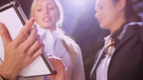 Femmes d'affaires utilisant une tablette sans fil — Video