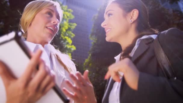 Femmes utilisant une tablette sans fil — Video