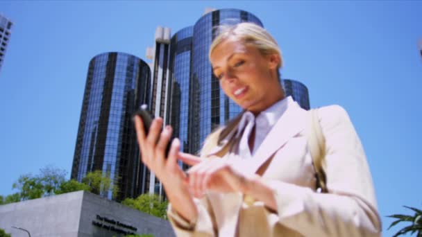 Kobieta za pomocą jej silny telefon — Wideo stockowe