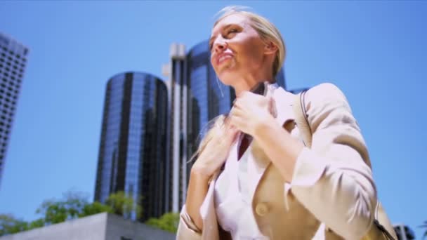 Mujer celebrando buenas noticias — Vídeo de stock