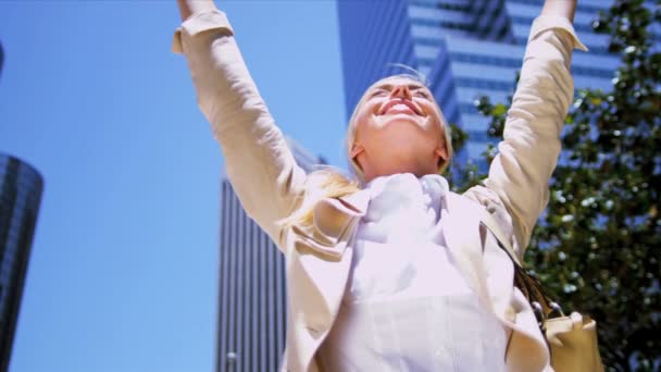 Mujer celebrando buenas noticias — Vídeo de stock