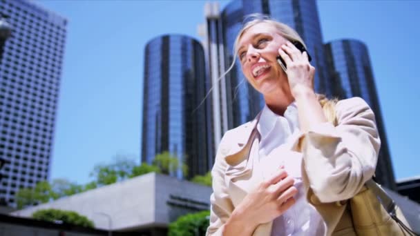 Vrouw met behulp haar slimme telefoon — Stockvideo
