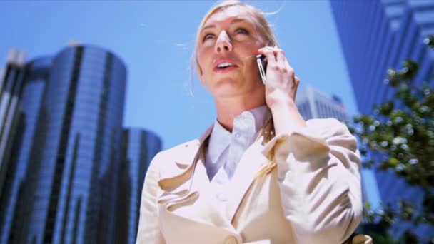 Mujer en el teléfono inteligente — Vídeo de stock