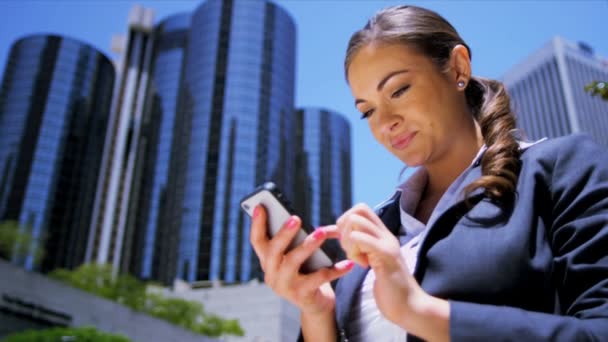 Młoda kobieta rozmawia inteligentny telefon — Wideo stockowe