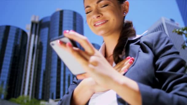 Kadın akıllı telefon — Stok video