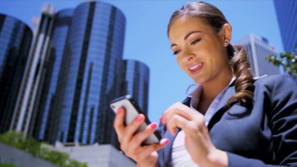 Mujer usando su teléfono inteligente — Vídeo de stock