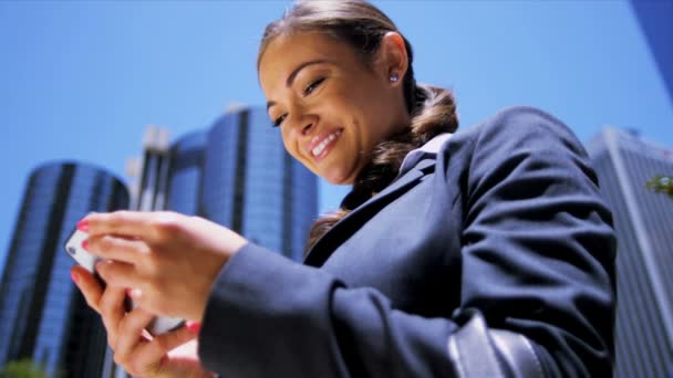 女性使用她的智能手机 — 图库视频影像