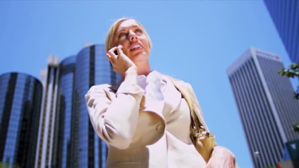 Feminino no telefone inteligente — Vídeo de Stock