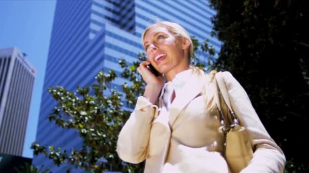 Feminino no telefone inteligente — Vídeo de Stock