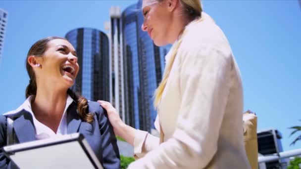 Női üzletasszonyok vezeték nélküli tábla használatával — Stock videók