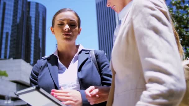Succesvolle vrouwelijke zakenmensen — Stockvideo
