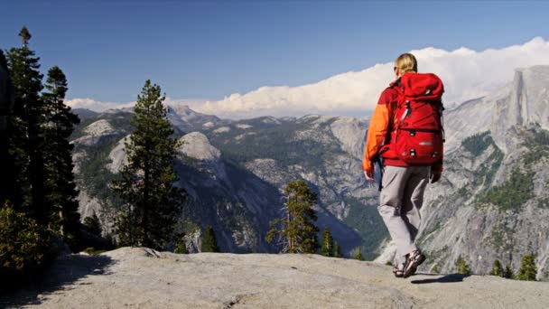 Senderista disfrutando del paisaje del Cañón — Vídeos de Stock