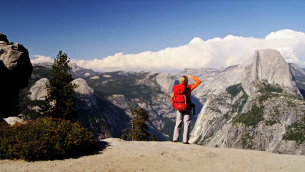 Escursionista godendo Canyon paesaggio — Video Stock