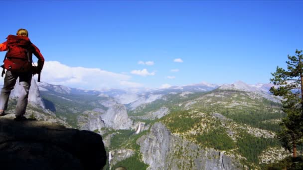 徒步旅行者享受峡谷景观 — 图库视频影像