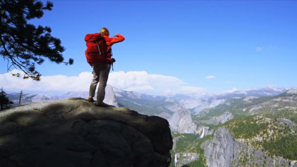 Wandelaar genieten van canyon landschap — Stockvideo