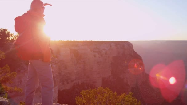 Escursionista godendo Canyon paesaggio — Video Stock