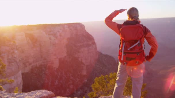 Caminante mujer termina aventura — Vídeo de stock