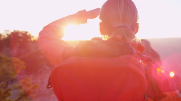 Lone vrouwelijke bekijken zonsondergang — Stockvideo