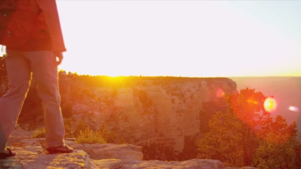 Osamělé ženské sledování západu slunce — Stock video