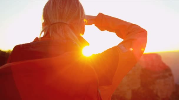Μοναχικός γυναίκα προβολή ηλιοβασίλεμα — Αρχείο Βίντεο