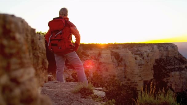 Lone vrouwelijke bekijken zonsondergang — Stockvideo