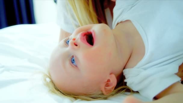 Schattige babyjongen moeder bed — Stockvideo